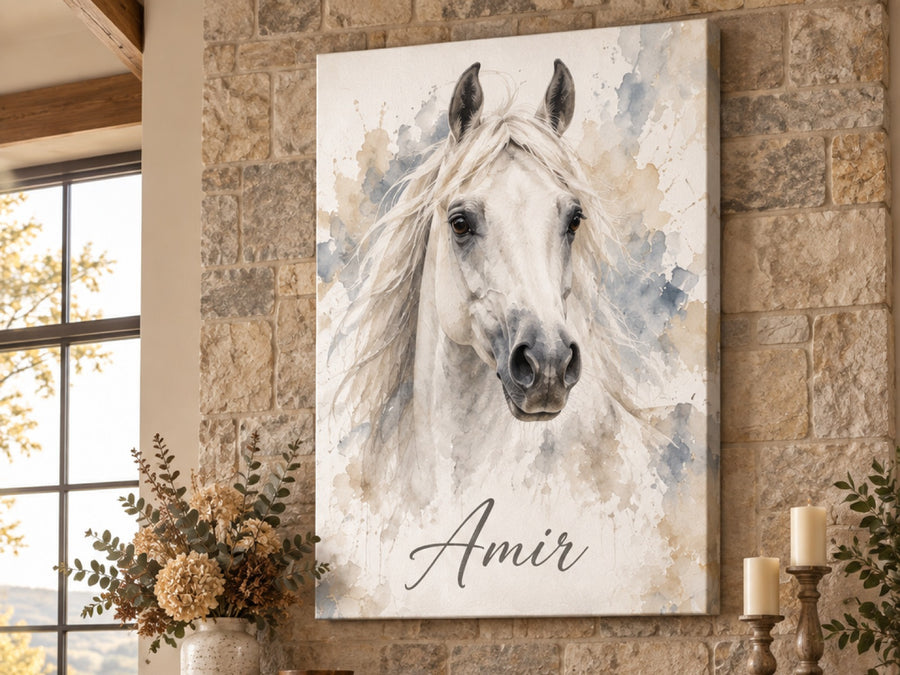 Wandbild auf Leinwand mit weißem Araber als Aquarell und Namen Amir im Wohnzimmer