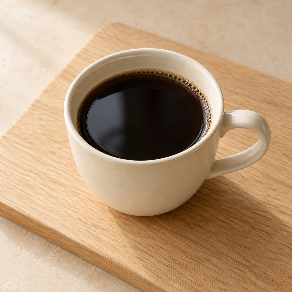 Kaffee auf einem hellen Holzbrett