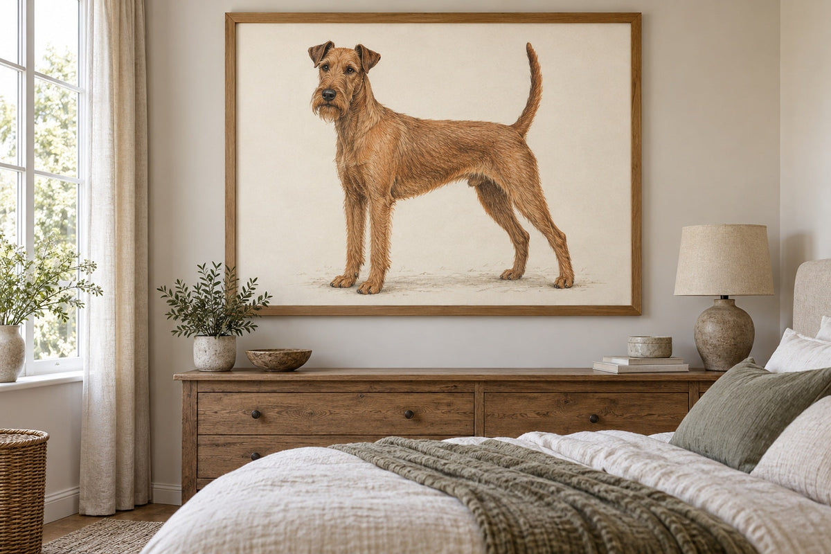 Irish Terrier als Wandbild im Stil Minimal, feine Farbzeichnung, Raum: sandfarbenes Schlafzimmer