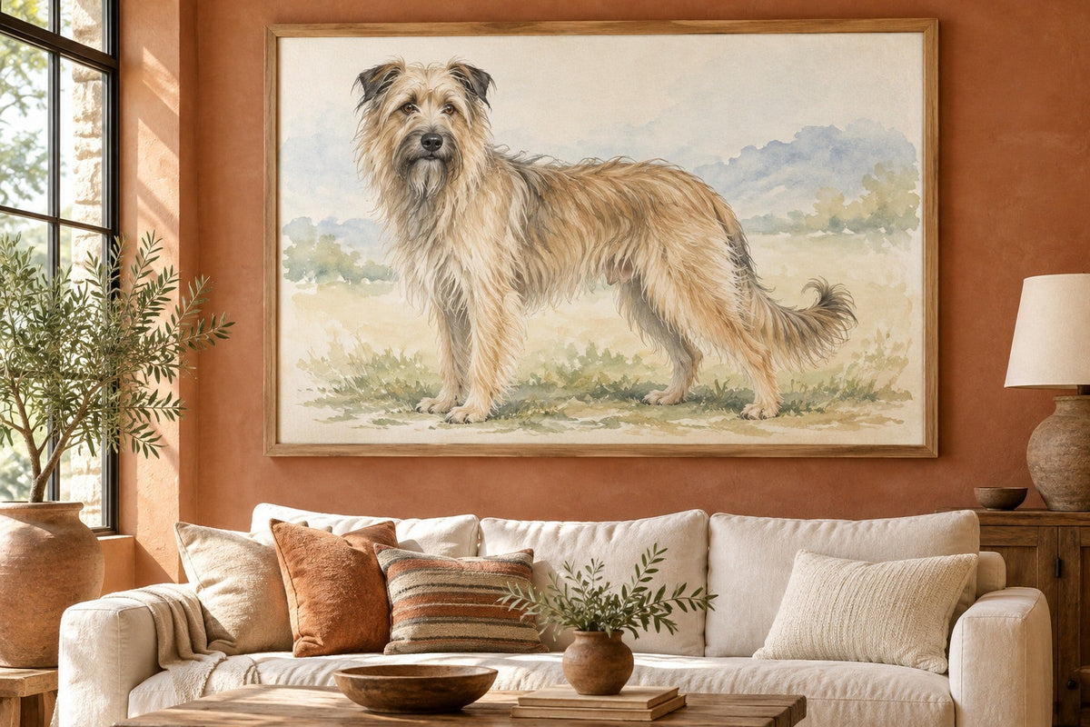 Langhaariger Pyrenäen-Hütehund als Wandbild im Stil Aquarell, Raum: terrakottafarbenes Wohnzimmer