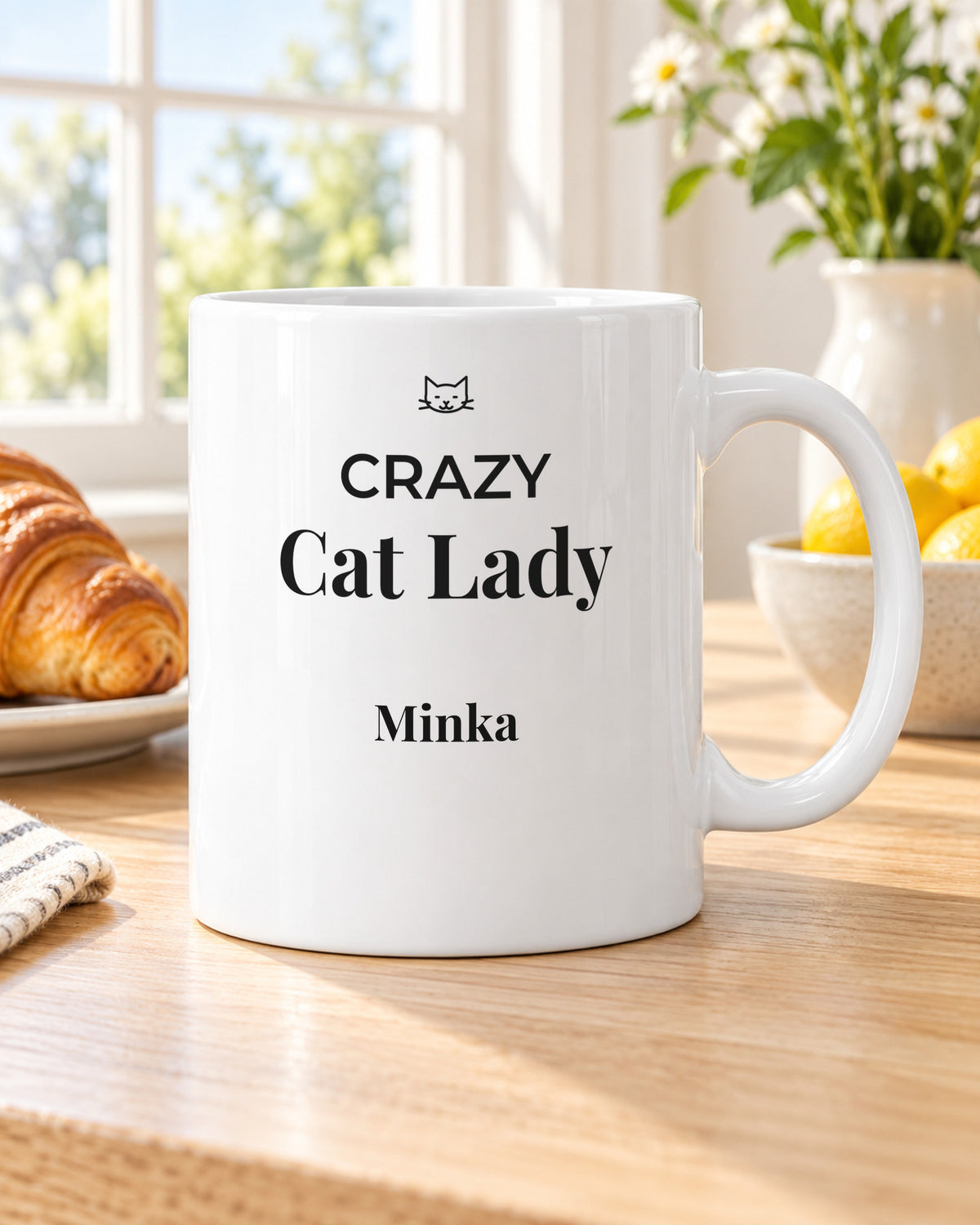 Crazy Cat Lady Tasse mit Namen Minka am Frühstückstisch