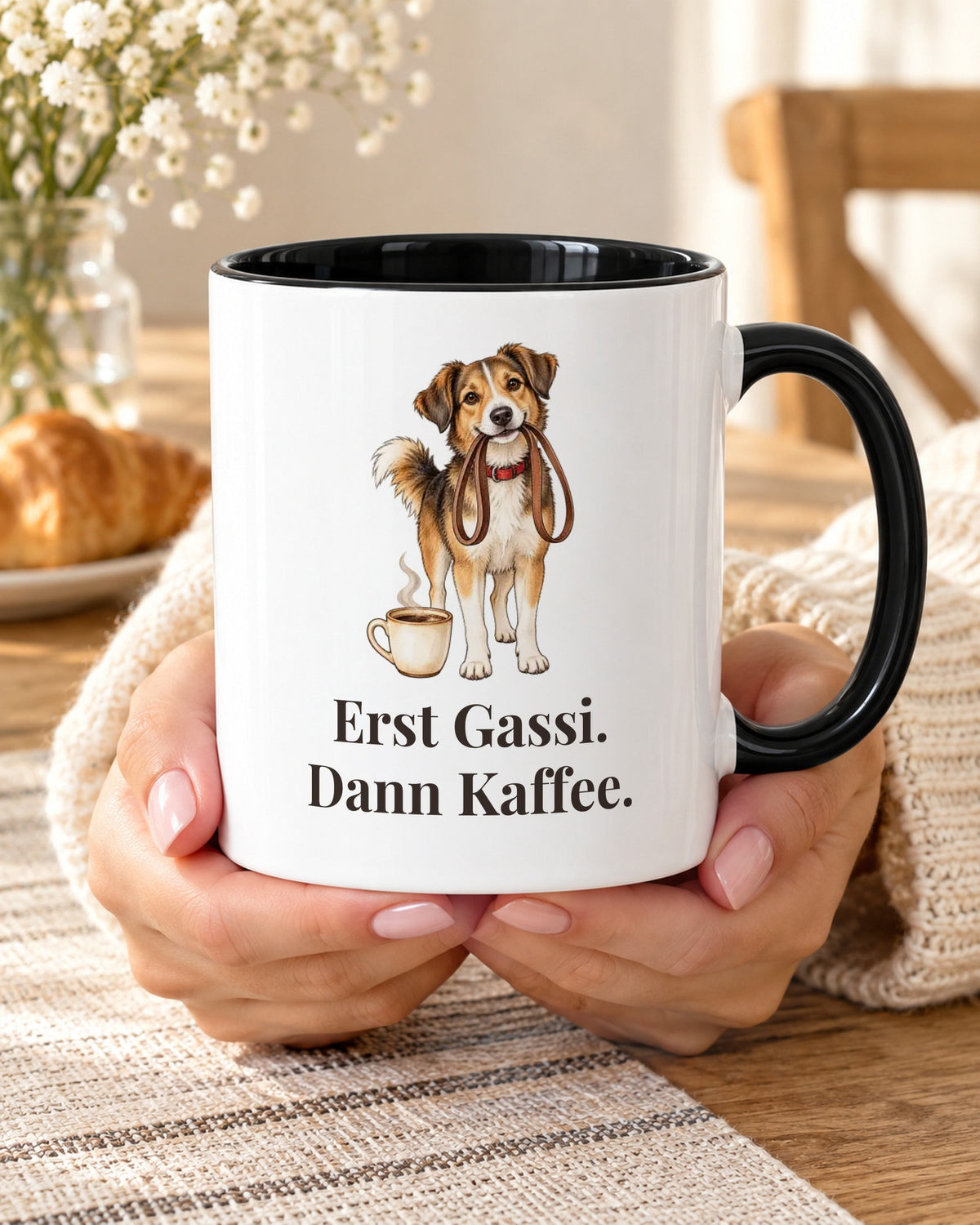 Hundetasse mit Spruch: Erst Gassi. Dann Kaffee, Akzenttasse innen schwarz