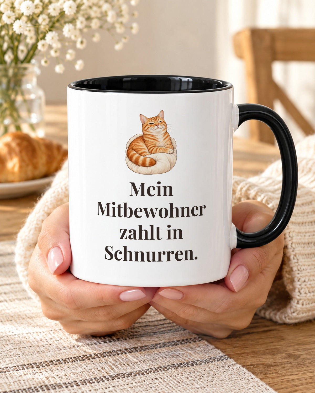 Katzentasse mit Spruch: Mein Mitbewohner zahlt in Schnurren, Akzenttasse innen schwarz