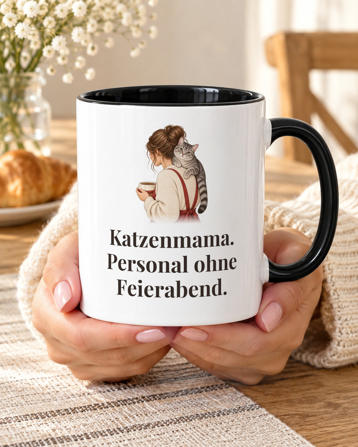 Katzentasse mit Spruch: Katzenmama. Personal ohne Feierabend, Akzenttasse innen schwarz