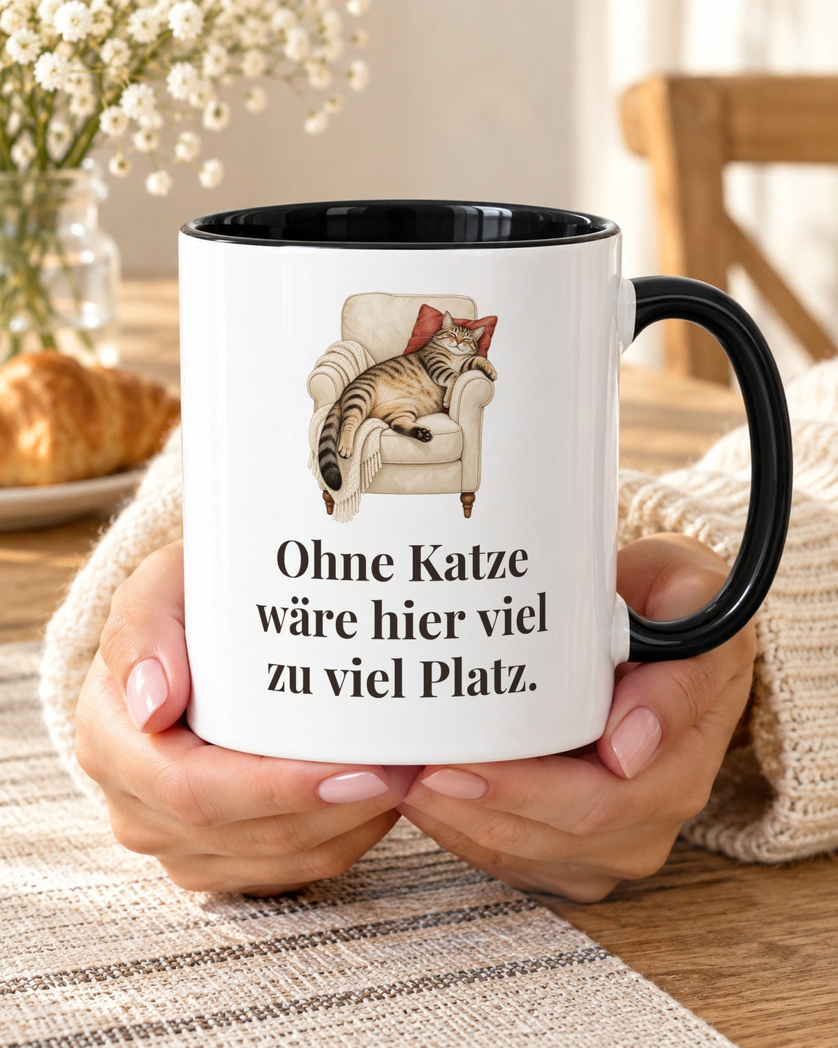 Katzentasse mit Spruch: Ohne Katze wäre hier viel zu viel Platz, Akzenttasse innen schwarz