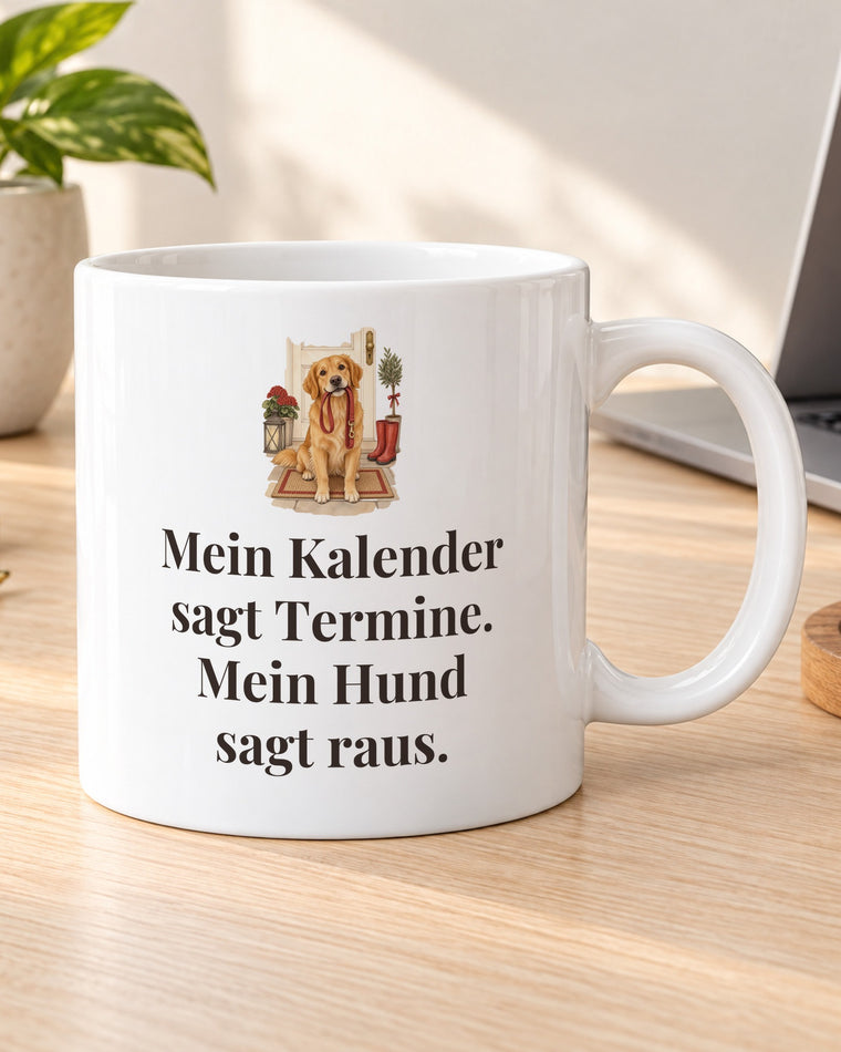 Hundetasse „Mein Kalender sagt Termine. Mein Hund sagt raus.“ am Schreibtisch