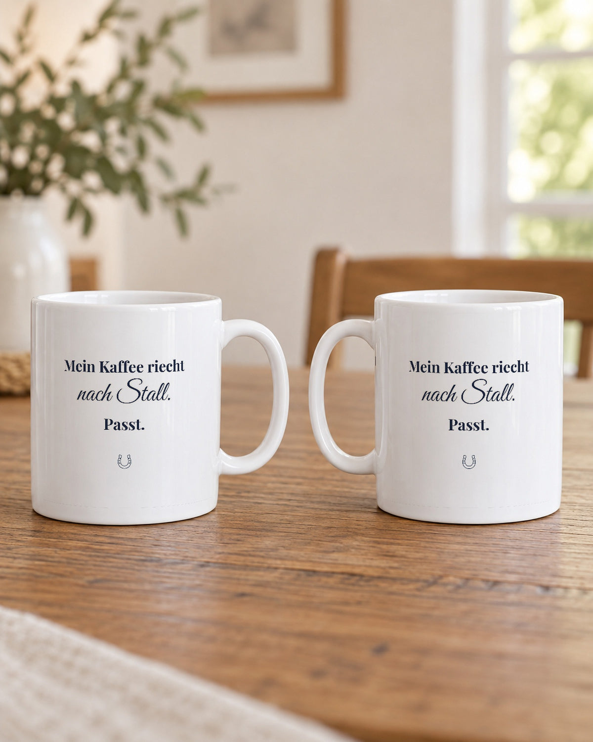 Vorder- und Rückseite der Tasse mit dem Spruch „Mein Kaffee riecht nach Stall. Passt.“