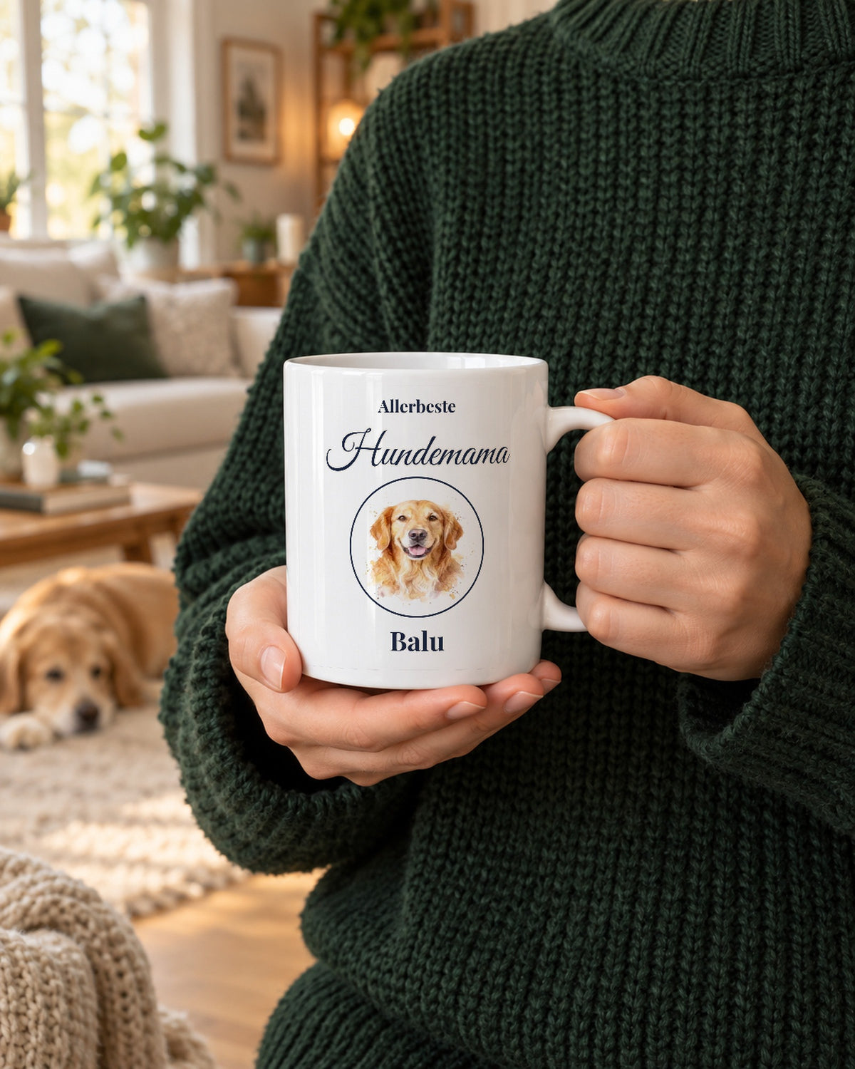 Weiße Tasse mit Hundeportrait im Aquarell-Stil, „Allerbeste Hundemama“ und Namen, gehalten von Händen im Strickpulli