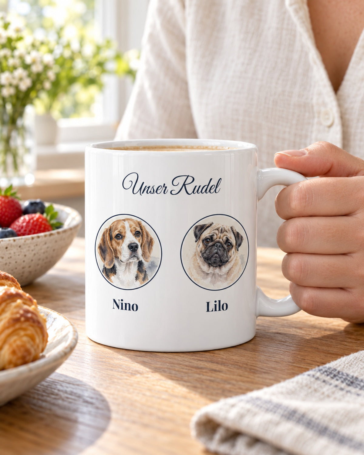 Rudel-Tasse mit Beagle und Mops und Namen beim Frühstück