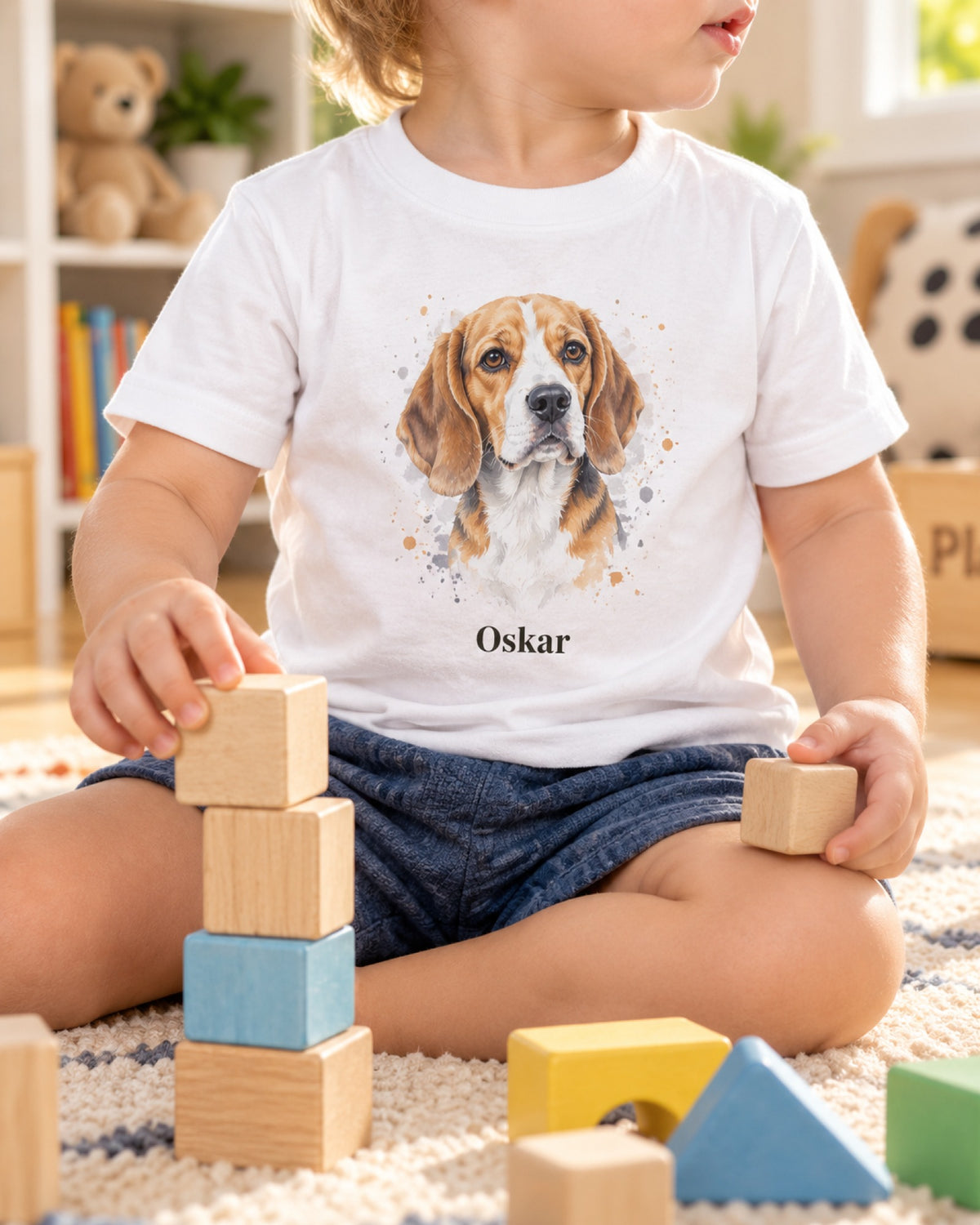 Kleinkind-T-Shirt mit Beagle im Aquarellstil und Namen beim Spielen