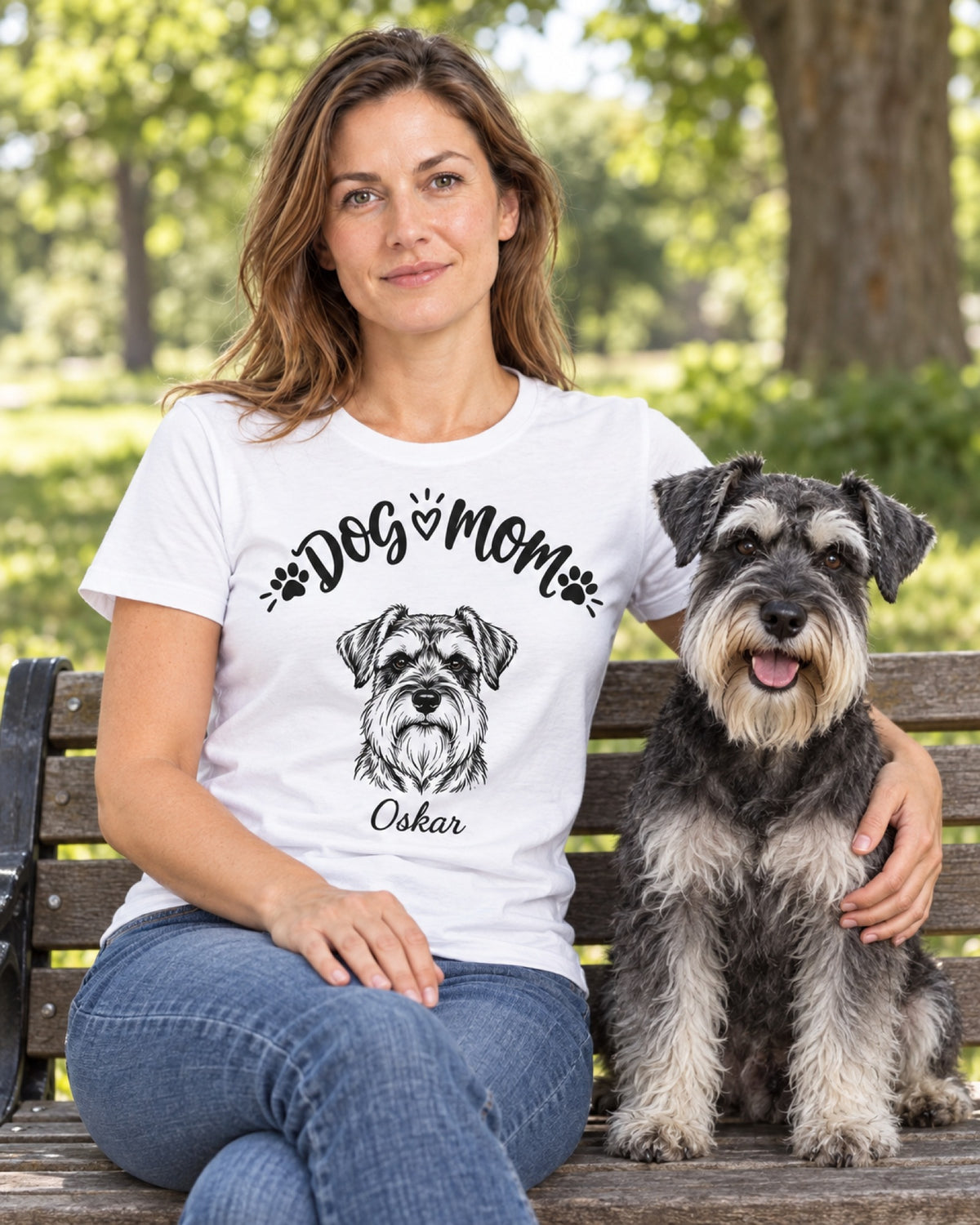 Frau trägt Dog-Mom-Shirt mit Portrait ihres Schnauzers Oskar, der Hund sitzt neben ihr auf der Bank