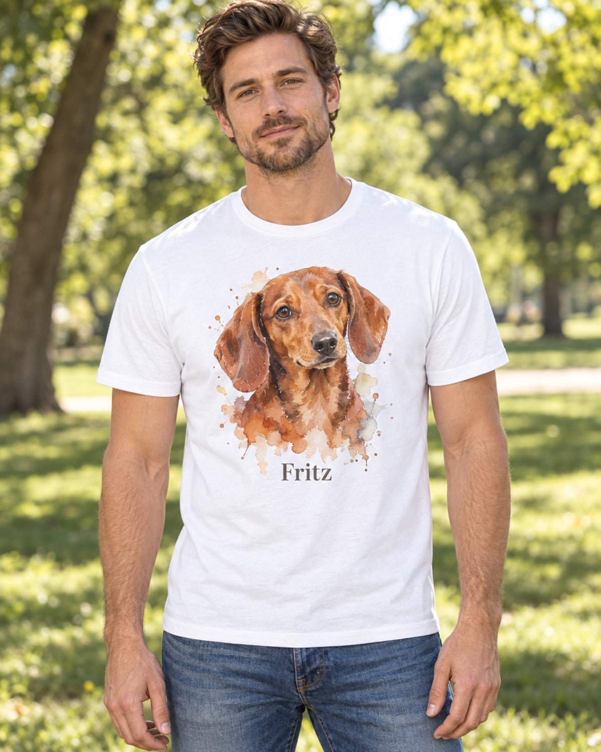 Mann im Park trägt ein weißes T-Shirt mit Dackel Fritz im Aquarell-Stil auf der Brust