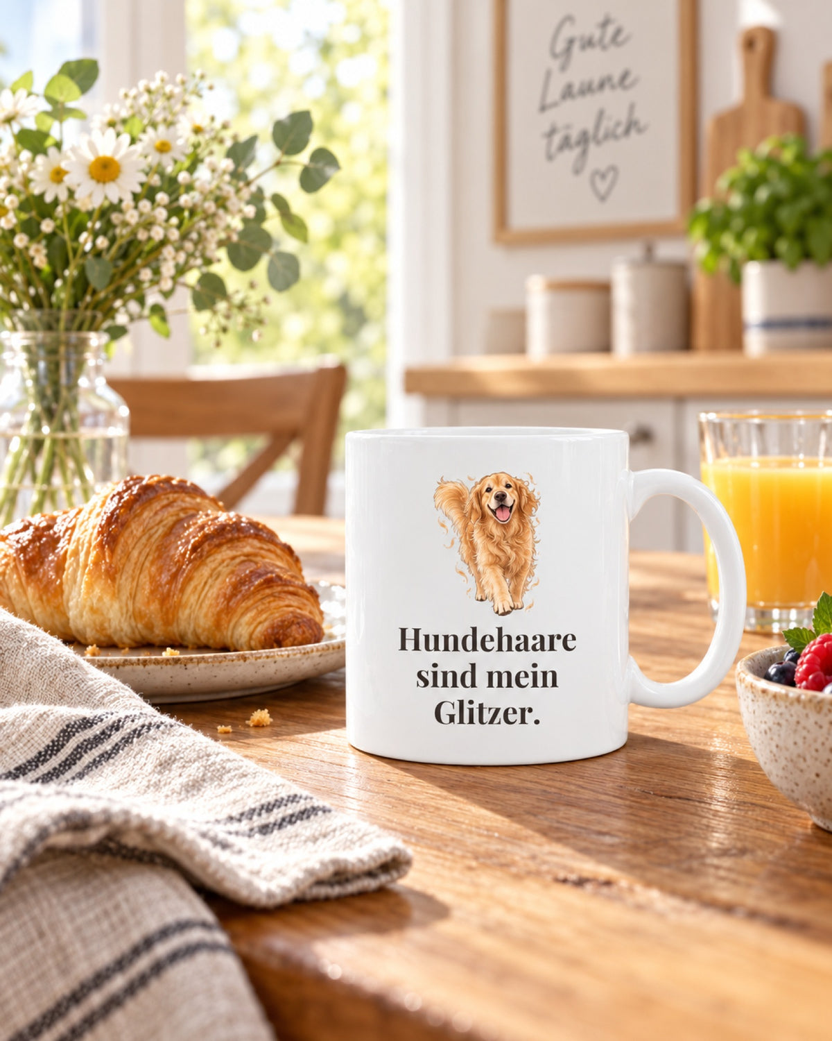 Tasse „Hundehaare sind mein Glitzer.“ mit Golden Retriever auf dem Frühstückstisch mit Croissant und Orangensaft