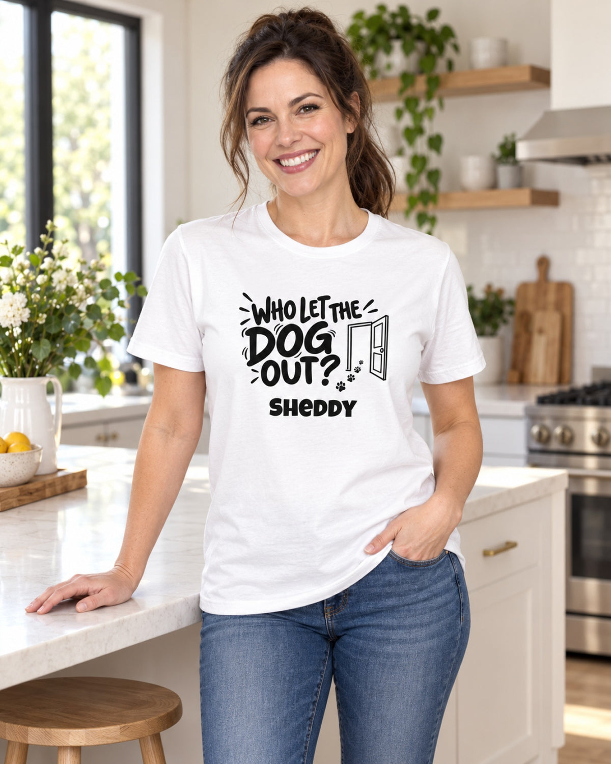 Frau im weißen T-Shirt „Who let the dog out?“ in der Küche
