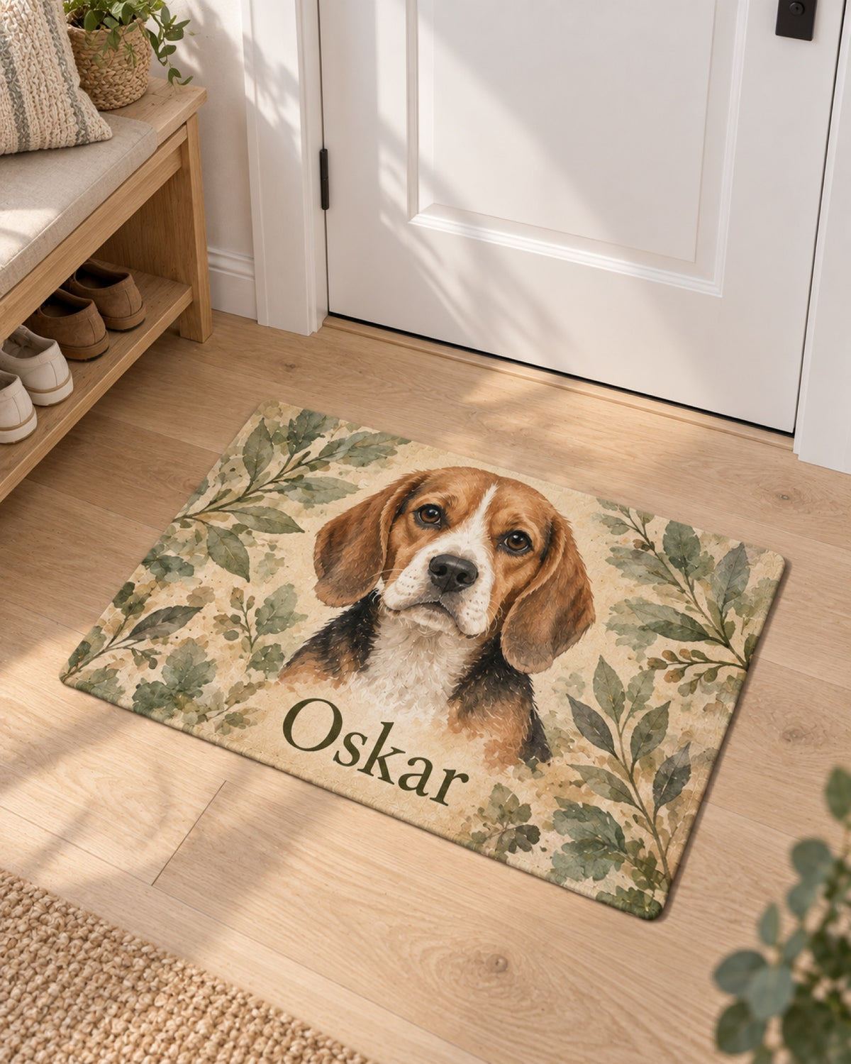 Rechteckige Fußmatte vollflächig bedruckt mit Beagle im Aquarell-Stil und Namen Oskar im hellen Flur