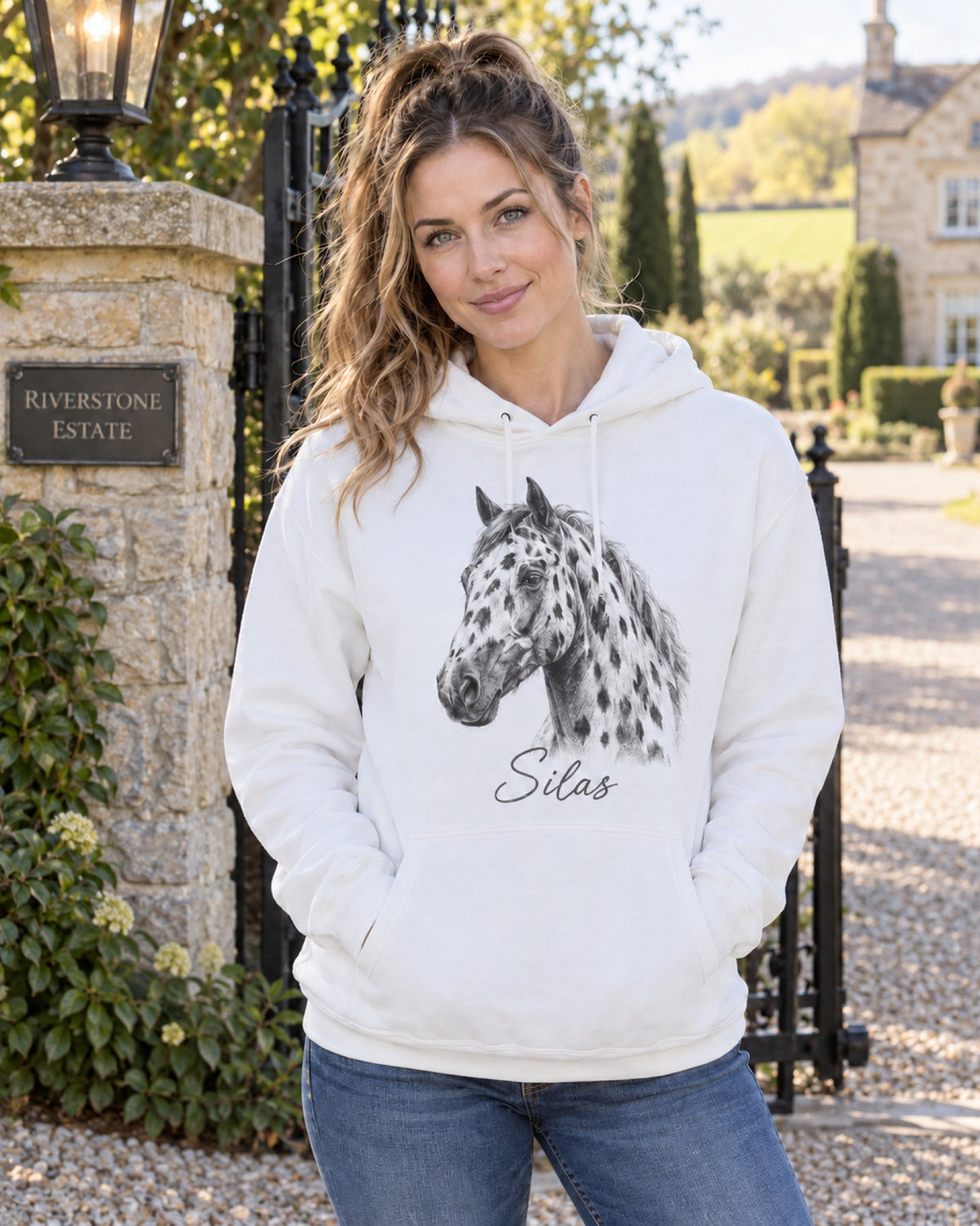 Frau im weißen Hoodie mit Tigerschecken-Portrait als Zeichnung und Namen Silas