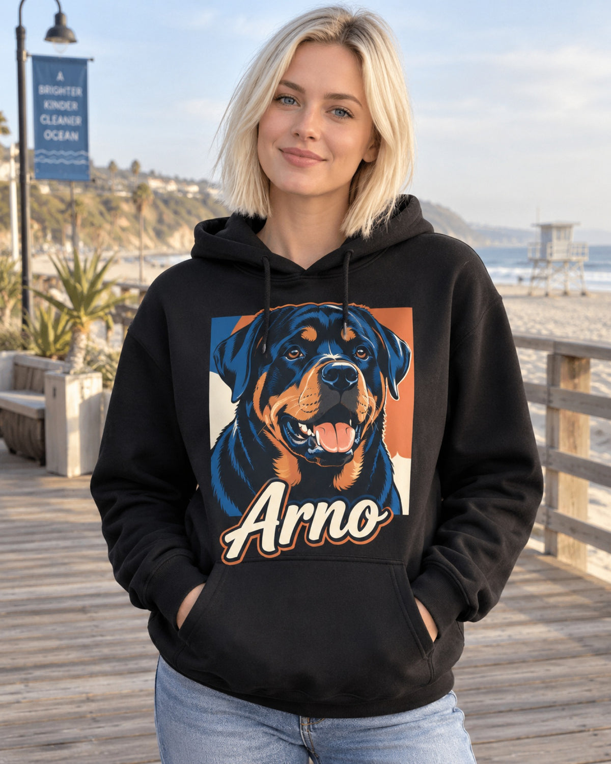 Frau im schwarzen Hoodie mit Rottweiler-Portrait im Pop-Art-Stil und Namen Arno