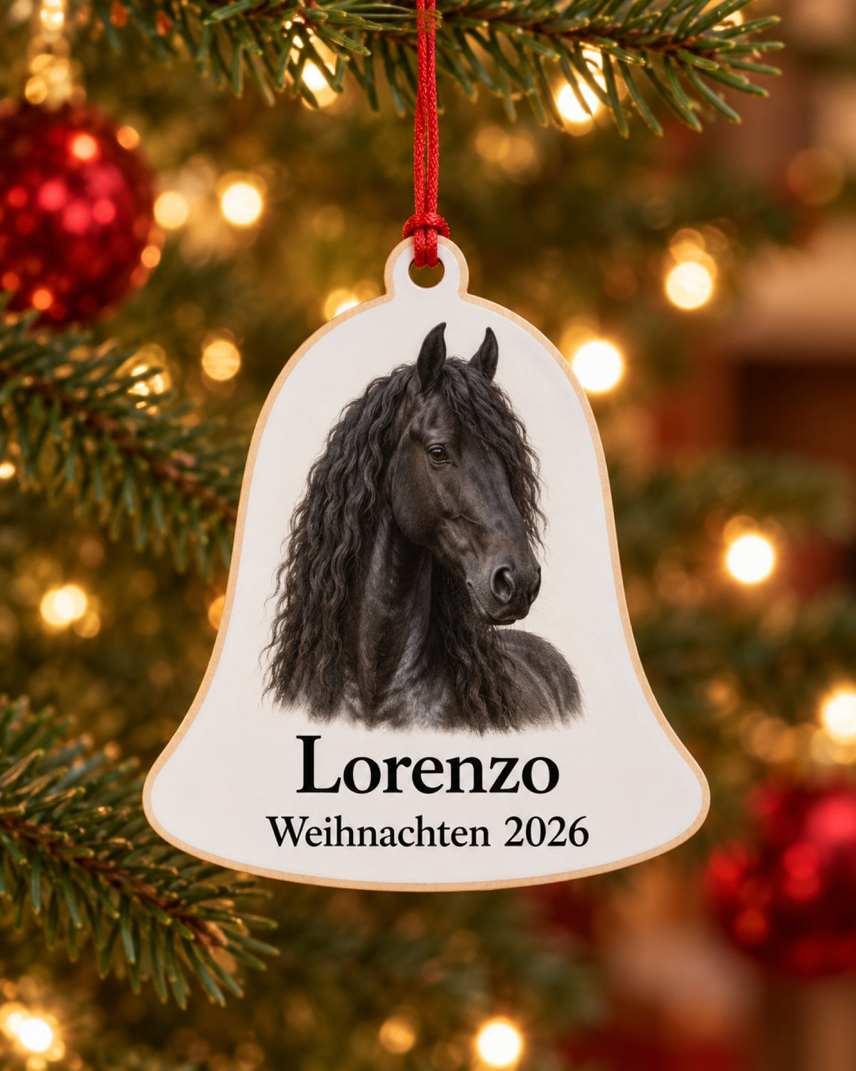 Holzanhänger als Glocke mit Friese im Minimal-Stil, Namen Lorenzo und Weihnachten 2026 am Baum