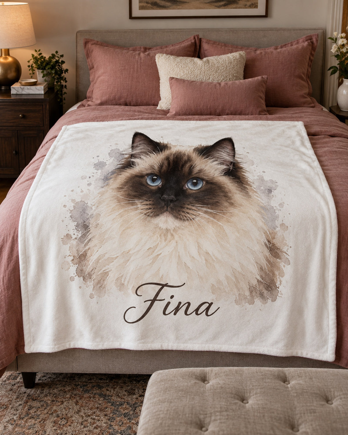 Kuscheldecke mit Birma-Katze im Aquarell-Stil und Namen Fina auf dem Bett