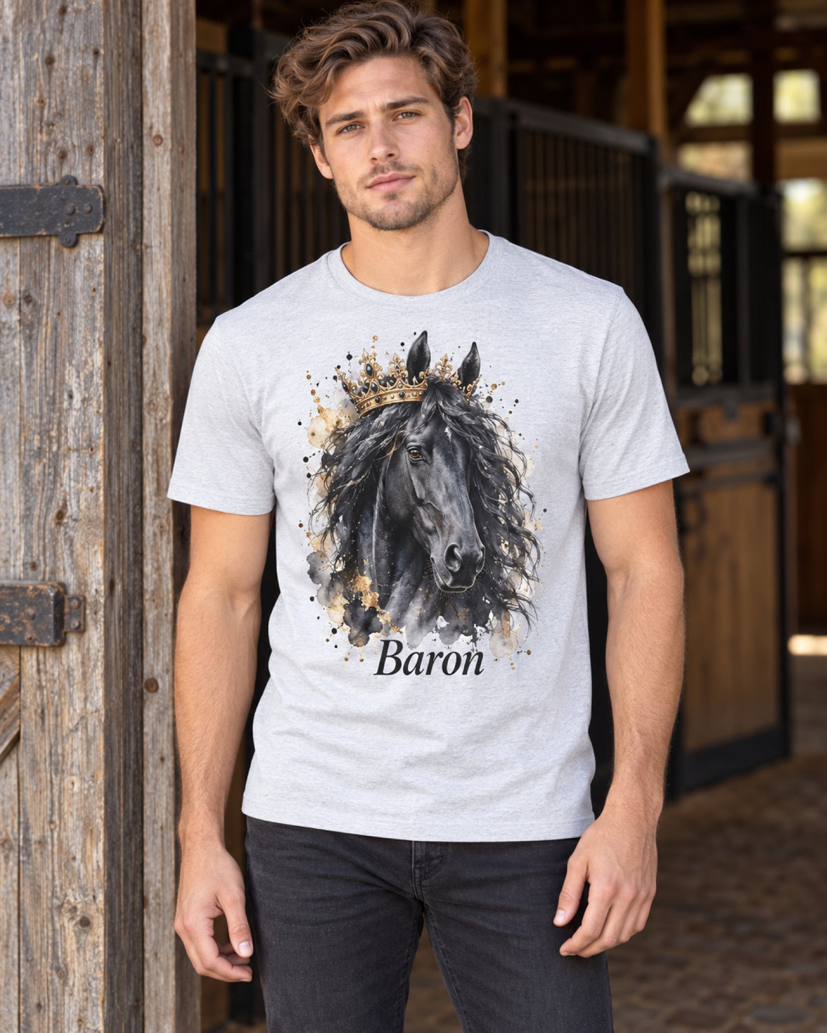 Mann im Stall trägt ein grau meliertes T-Shirt mit schwarzem Friesen Baron im Royal-Stil mit Krone