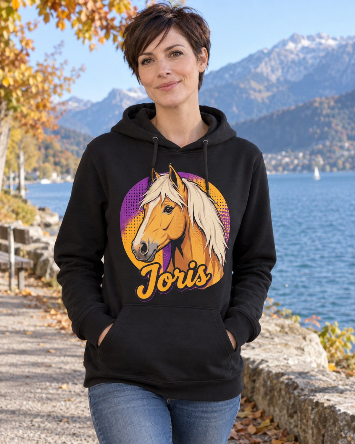 Frau im schwarzen Hoodie mit Palomino-Portrait im Pop-Art-Stil und Namen Joris