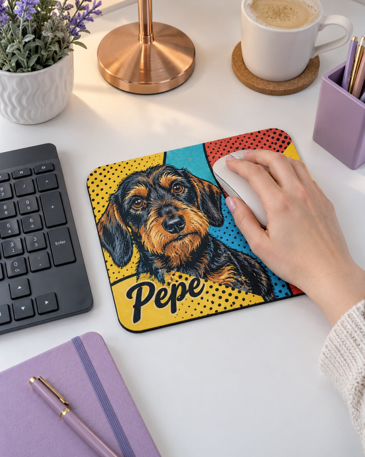 Mauspad mit Rauhaardackel im Pop-Art-Stil und Namen Pepe neben Tastatur und Maus