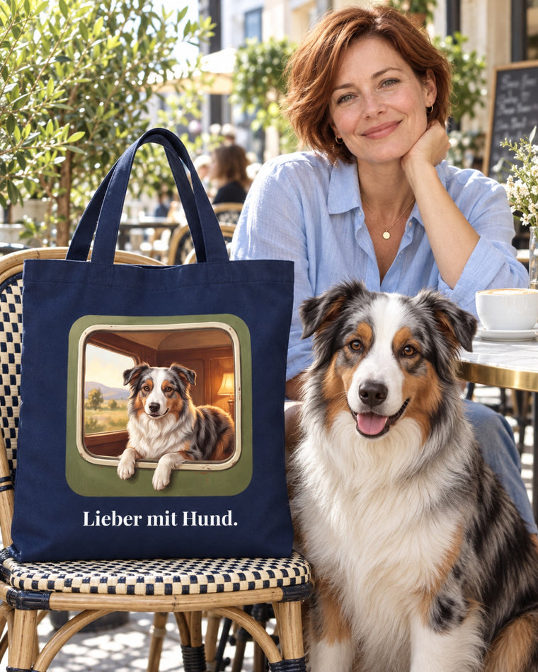 Marineblaue Stofftasche Lieber mit Hund im Café, Australian Shepherd sitzt daneben