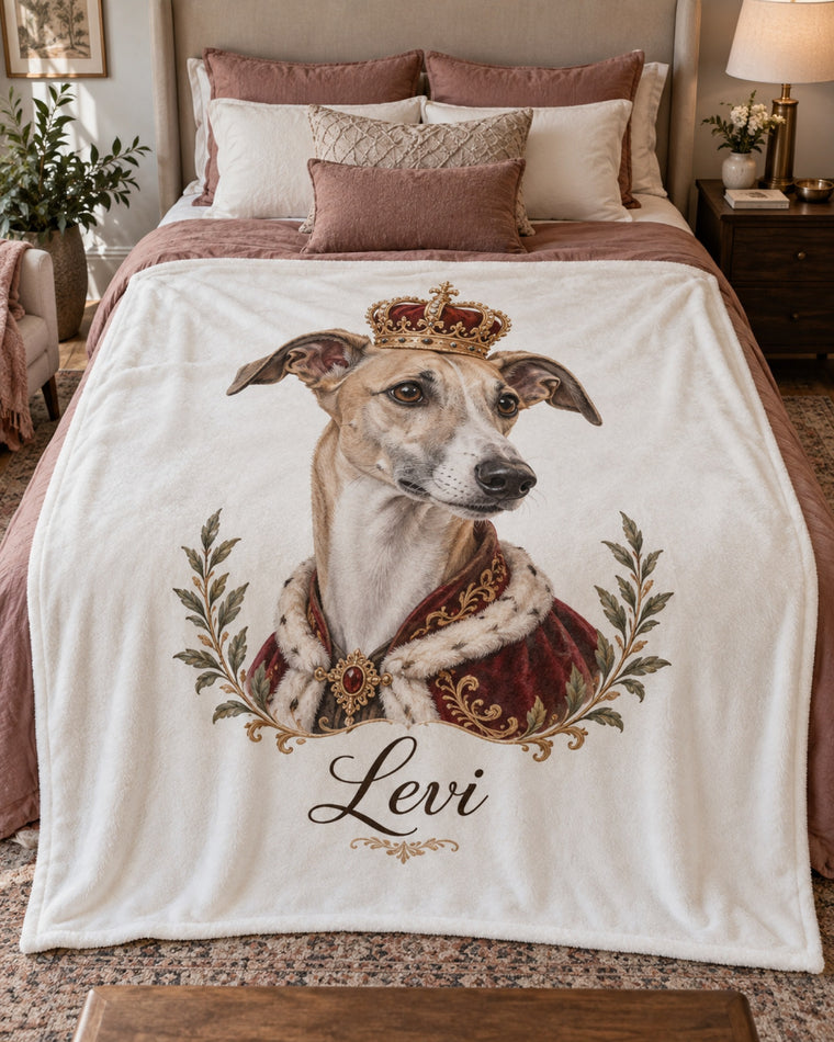 Kuscheldecke mit Windhund im Royal-Stil und Namen Levi auf dem Bett