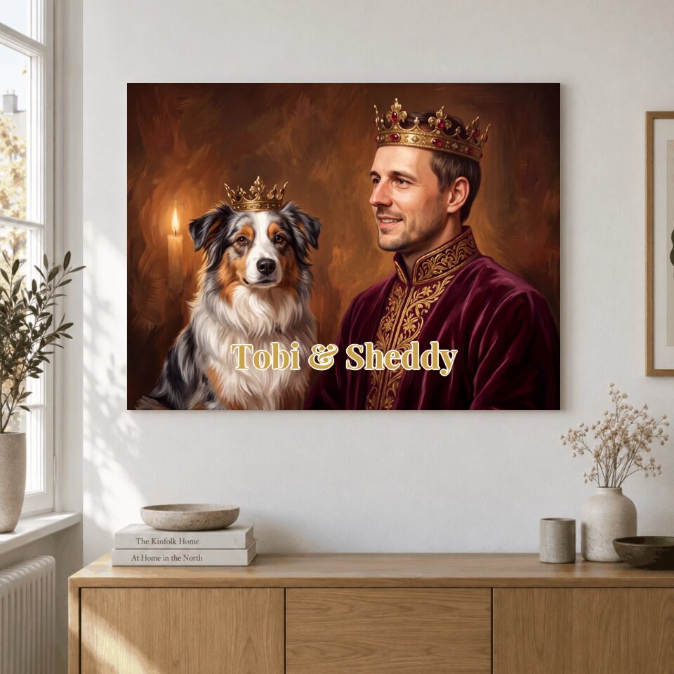 Du und dein Hund als Royal-Portrait: Mensch und Hund mit goldenen Kronen vor warmem Kerzenlicht, Poster im Wohnzimmer