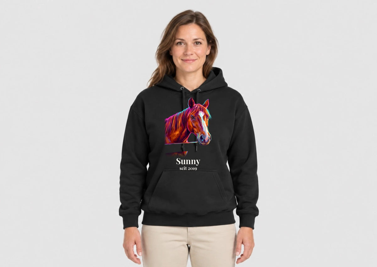 Hoodie in Schwarz mit Pferdeportrait und Namen