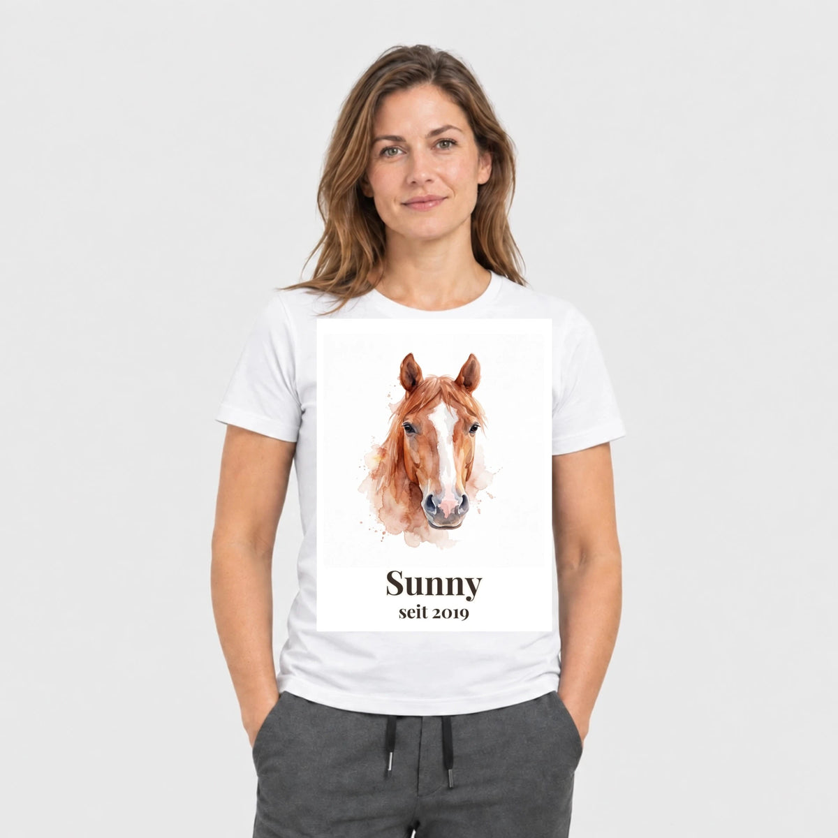 T-Shirt in Weiß mit Pferdeportrait und Namen