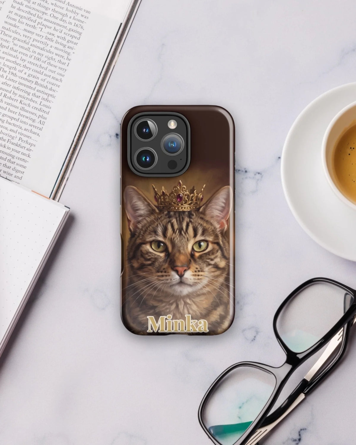 iPhone-Hülle mit Katzenportrait im Royal-Stil und Namen Minka