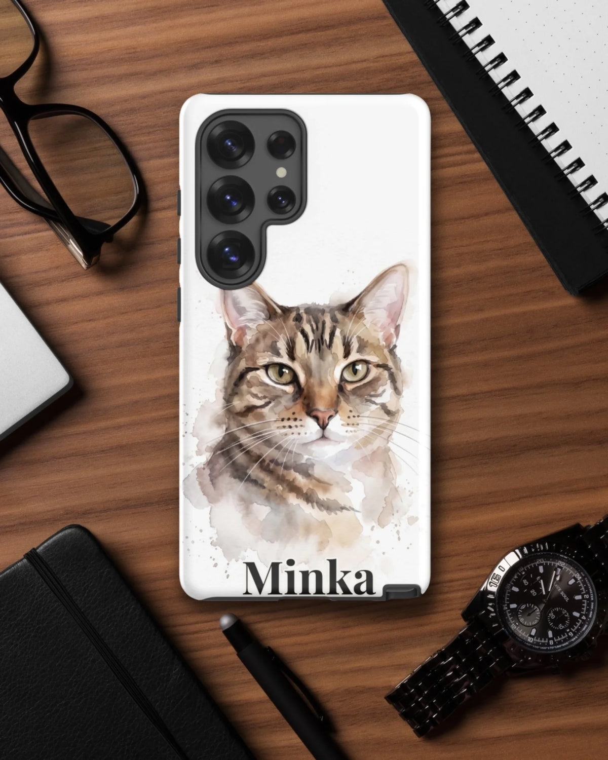 Samsung-Hülle mit Katzenportrait im Aquarell-Stil und Namen Minka auf dem Schreibtisch
