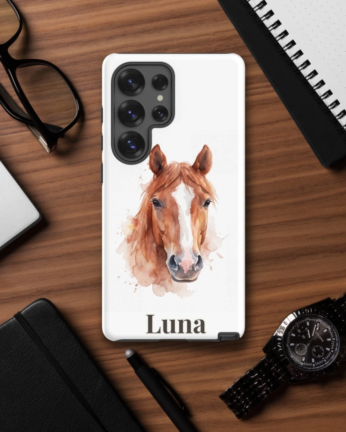 Samsung-Hülle mit Pferdeportrait im Aquarell-Stil und Namen Luna auf dem Schreibtisch