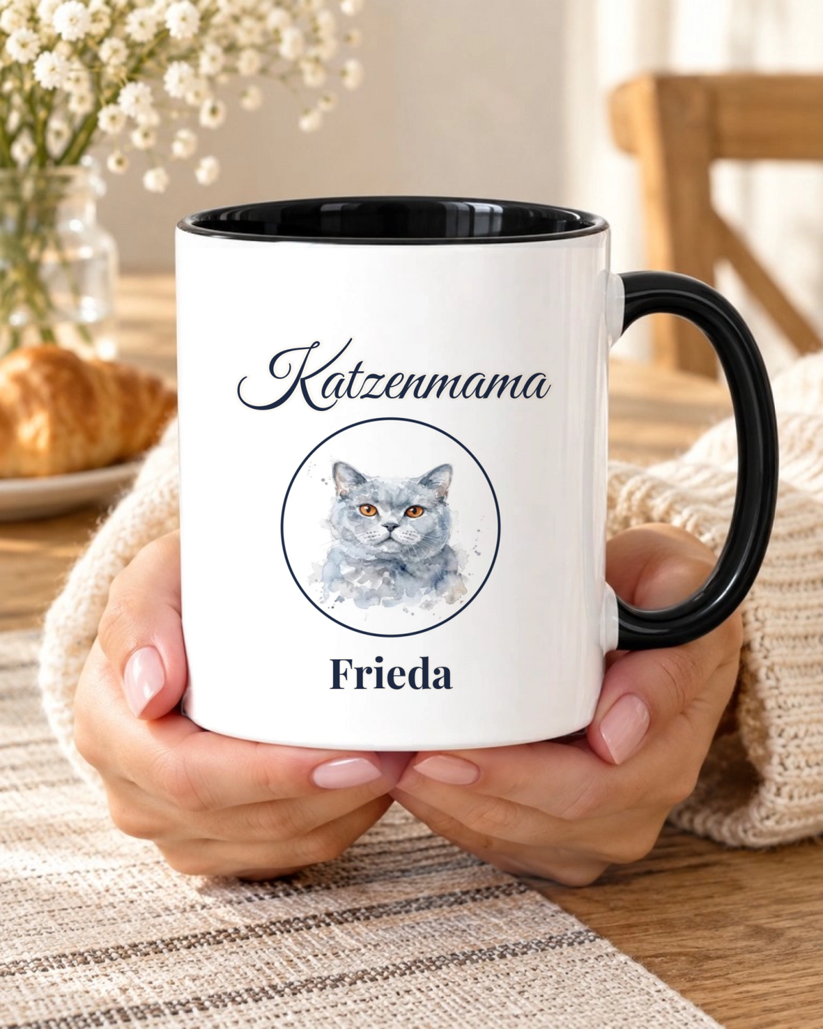 Tasse Katzenmama und Katzenpapa mit Foto, Akzenttasse mit schwarzer Innenseite am Frühstückstisch