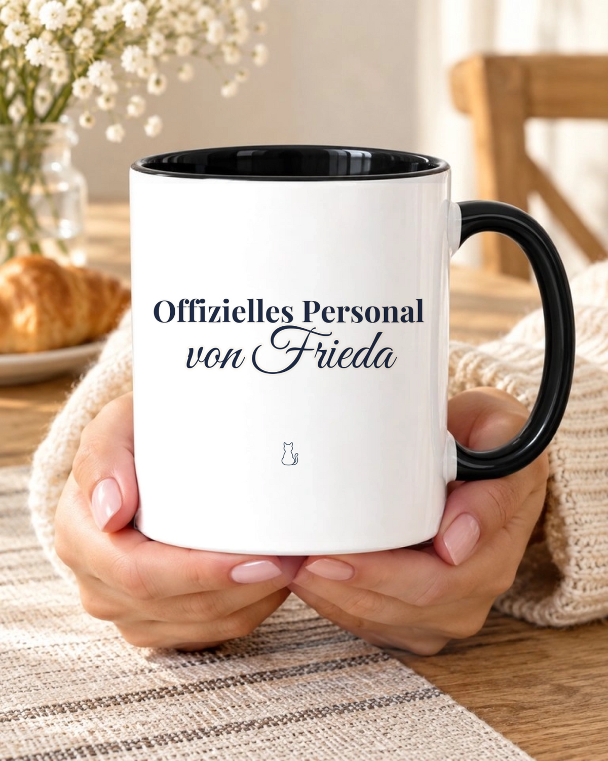 Spruchtasse für Katzenmenschen, Akzenttasse mit schwarzer Innenseite am Frühstückstisch
