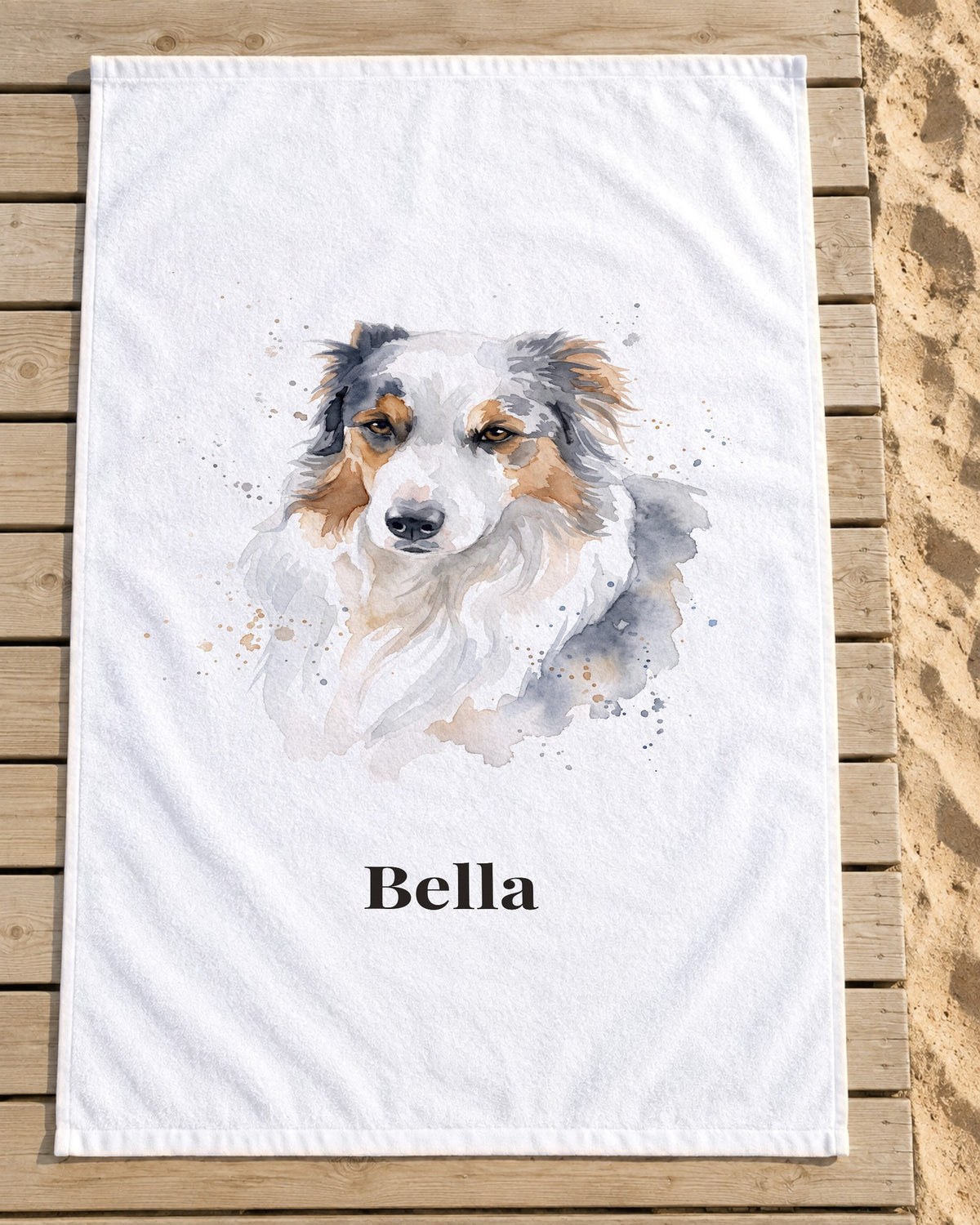 Badetuch mit Hundeportrait im Aquarell-Stil und Namen Bella auf dem Holzsteg