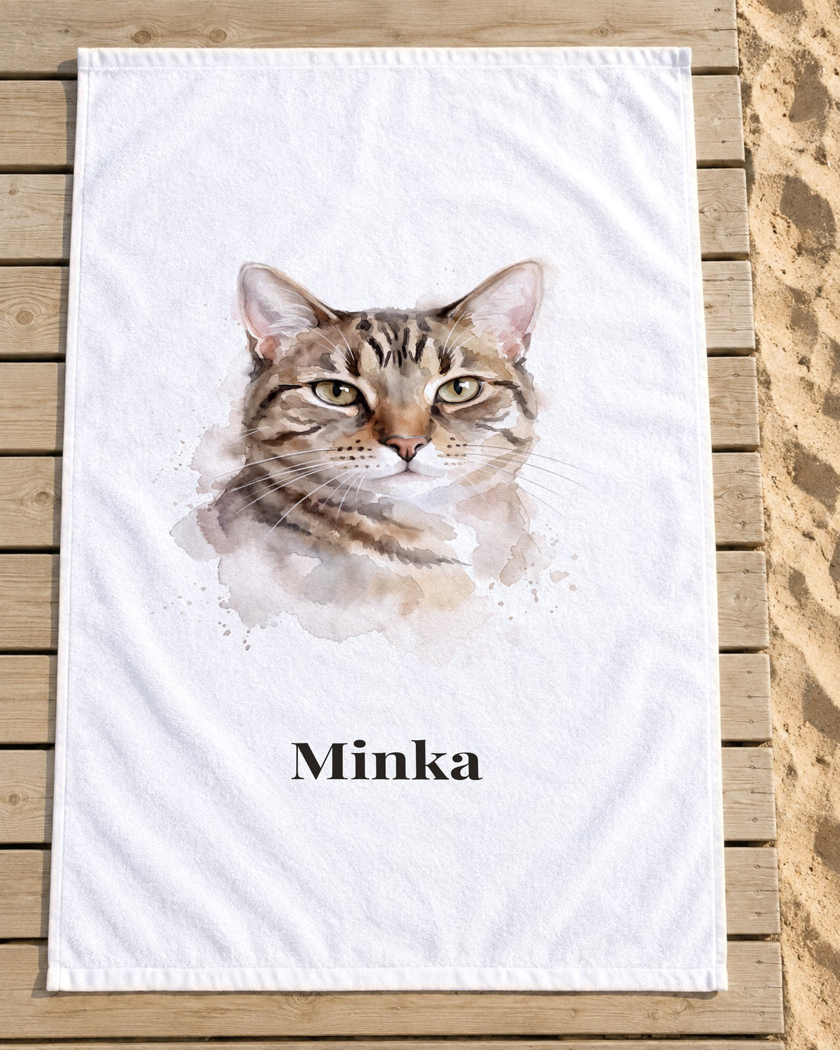 Badetuch mit Katzenportrait im Aquarell-Stil und Namen Minka auf dem Holzsteg