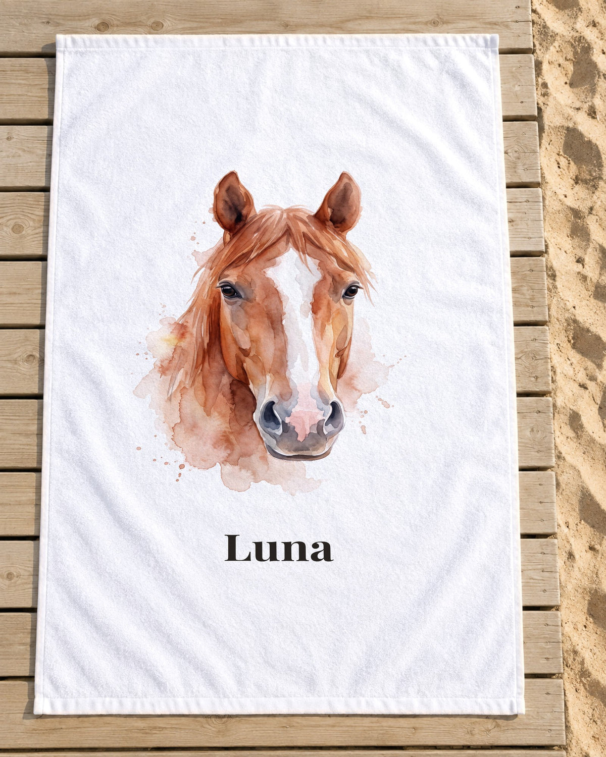 Badetuch mit Pferdeportrait im Aquarell-Stil und Namen Luna auf dem Holzsteg