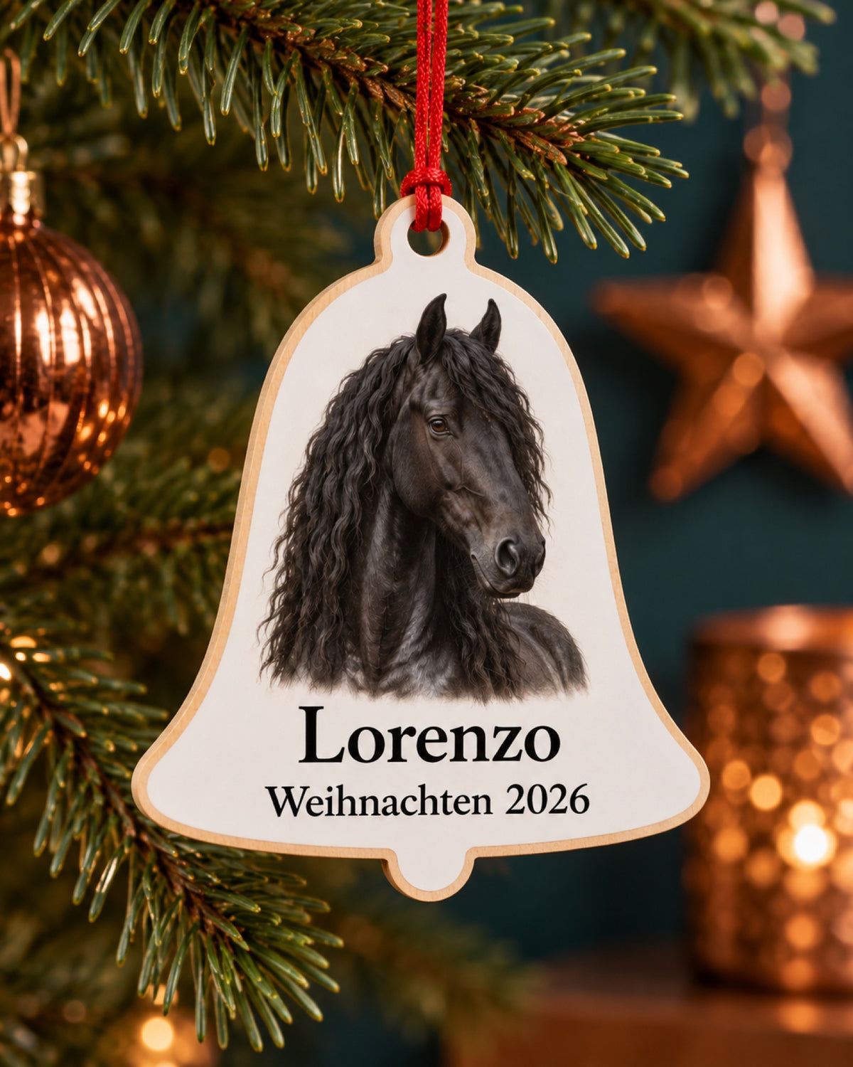 Baumschmuck aus Holz als Glocke mit Friese Lorenzo an einem Fichtenzweig vor petrolfarbener Wand und Kupferdeko