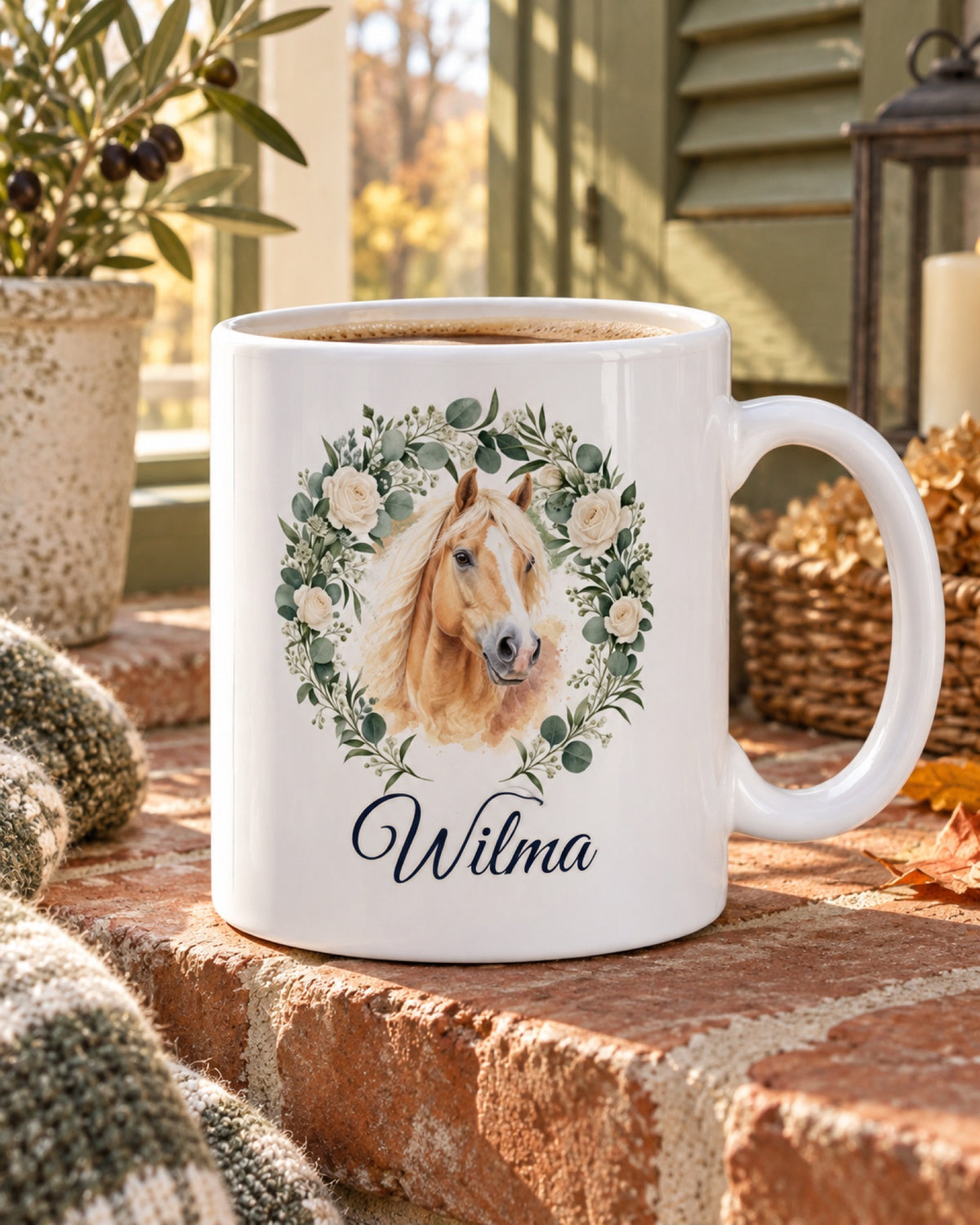 Weiße Keramiktasse Blütenkranz-Tasse mit deinem Tier und Namen auf einer Ziegelablage im Landhaus mit Haflinger Wilma