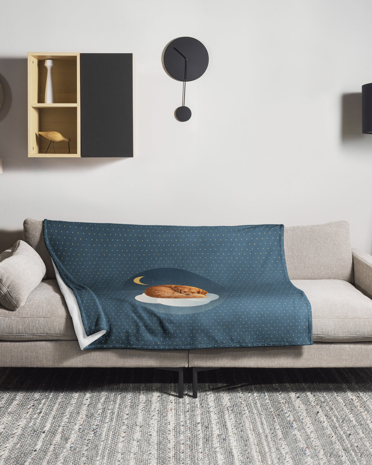 Kuscheldecke Schlummertraum in Rauchblau mit Hund auf der Wolke auf dem Sofa, Wohnszene