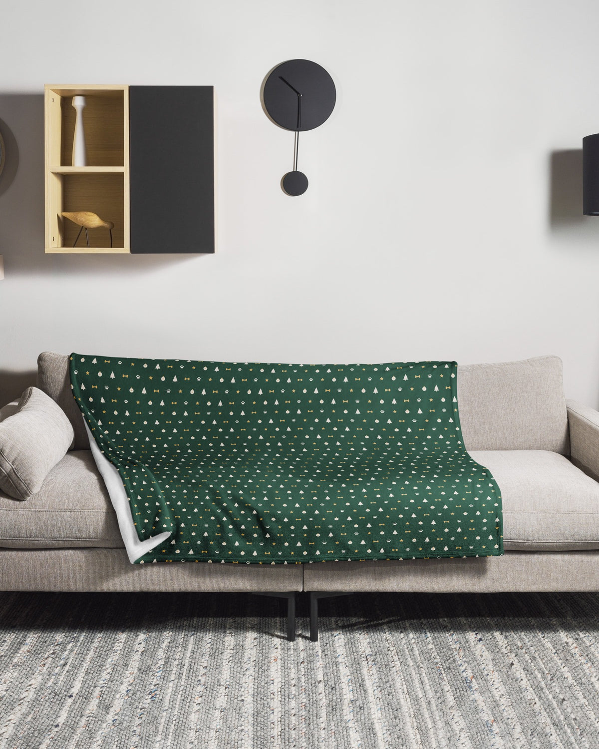 Kuscheldecke Weihnachten in Tannengrün auf dem Sofa, Wohnszene