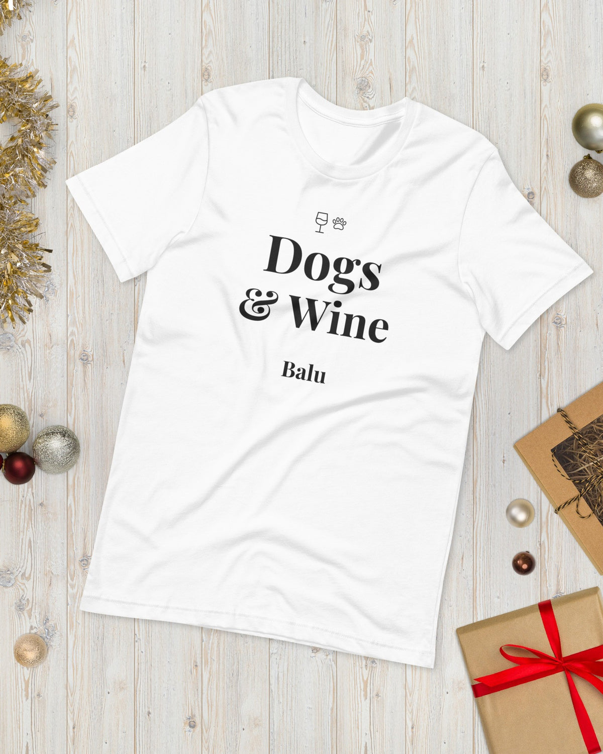 T-Shirt Dogs & Wine in Weiß mit Namen Balu, weihnachtlich auf Holz gelegt