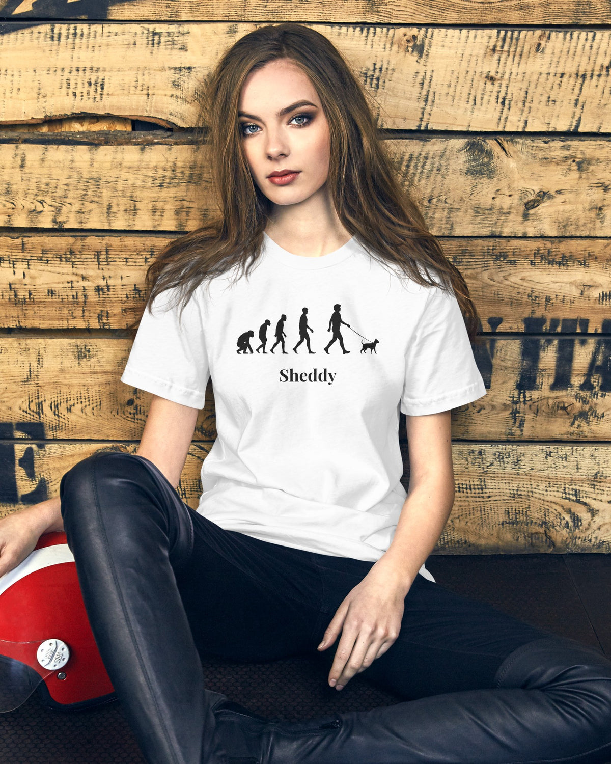 T-Shirt Pet Evolution in Weiß mit dem Namen Sheddy, getragen von einer Frau