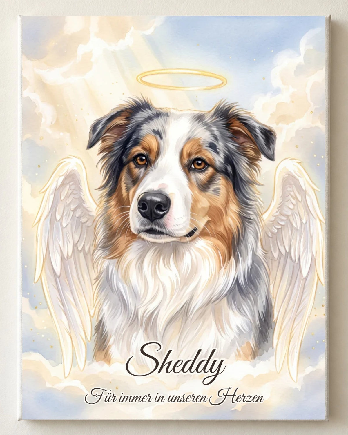 Retrato conmemorativo Ángel en lienzo, formato vertical: el perro Sheddy con alas de ángel y aureola ante un cielo claro, con su nombre