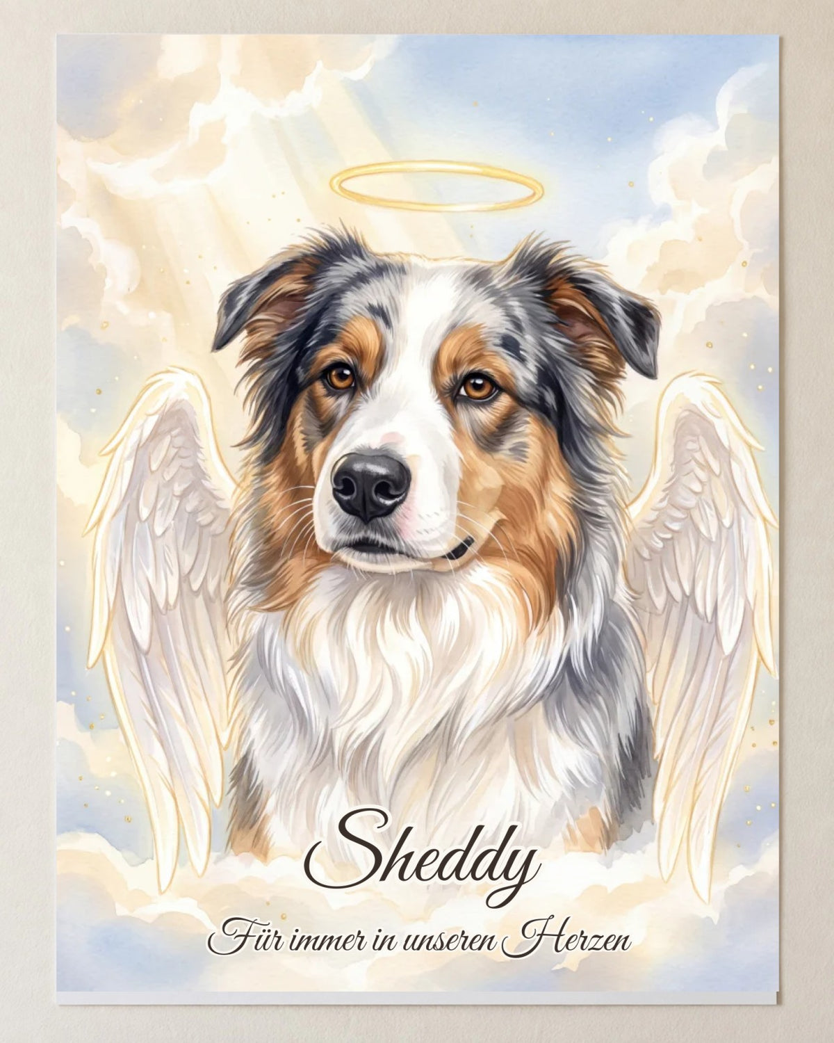Mindeportræt engel som plakat, højformat: hunden Sheddy med englevinger og glorie foran en lys himmel, med navn
