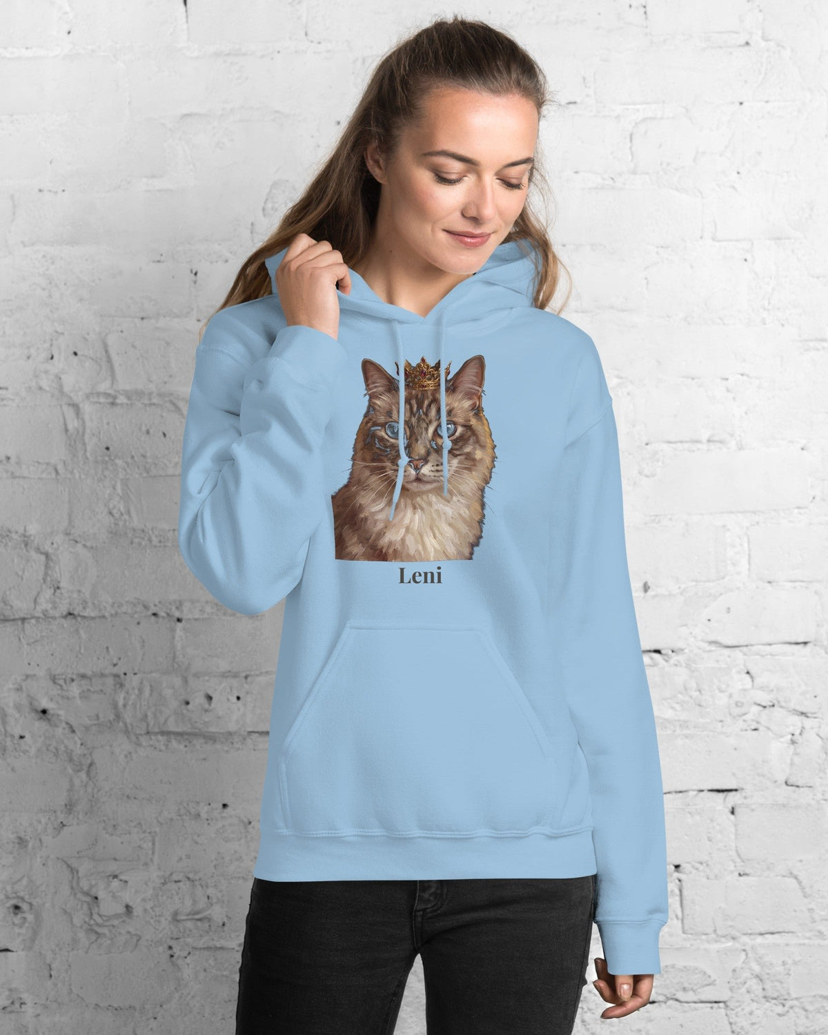 Hoodie in Hellblau mit Portrait von einer Ragdoll im Stil Royal und Namen, getragen von einer Frau