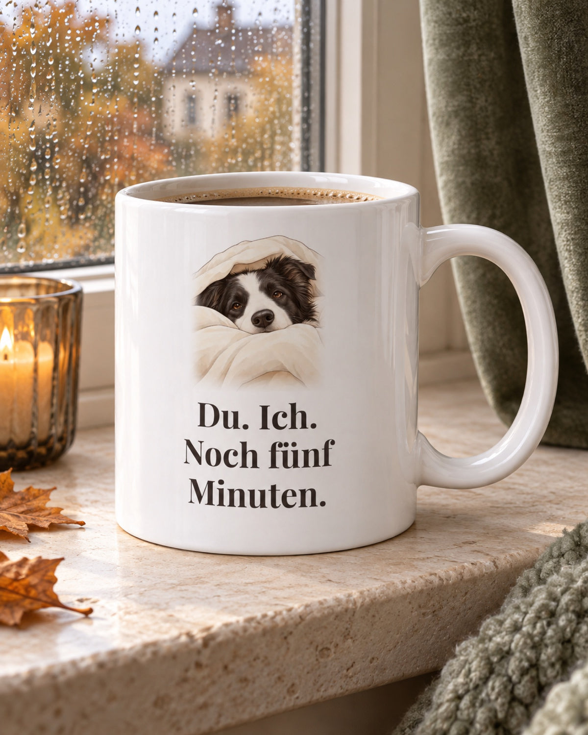Weiße Keramiktasse Hundetasse mit Spruch: Du. Ich. Noch fünf Minuten. auf einer Fensterbank im Altbau