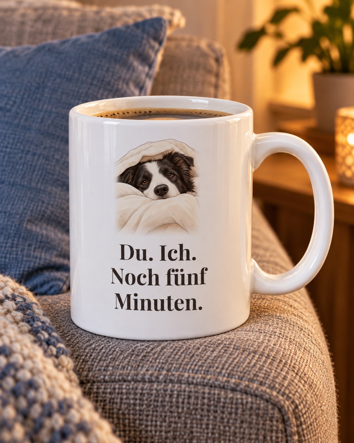 Weiße Keramiktasse Hundetasse mit Spruch: Du. Ich. Noch fünf Minuten. auf dem Sofa am Abend